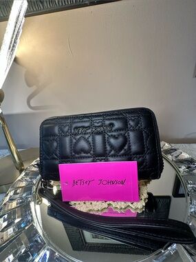 Black Betsey Johnson "XOKARA" quilted heart zip-around wallet